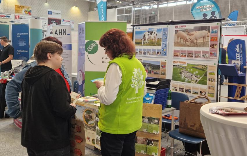 Silvia Diekmann, Ausbildungsberaterin im TLLLR, im Gespräch mit interessierten Schülern