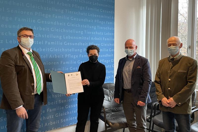 Übergabe des Forderungspapiers (v.l.): Marco Hesse, StS Ines Feierabend, Dr. Michael Elschner und Ludwig Gunstheimer