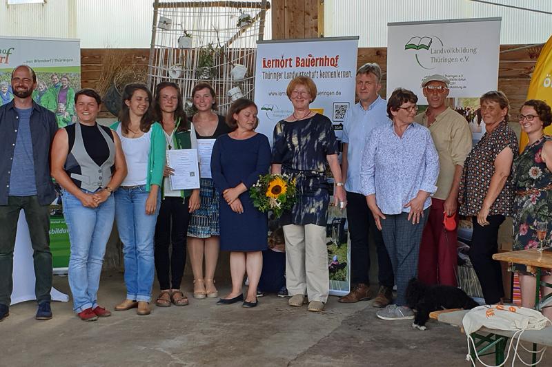 Landwirtschaftsminister Hoff übergibt Zertifikate Bauernhofpädagogik