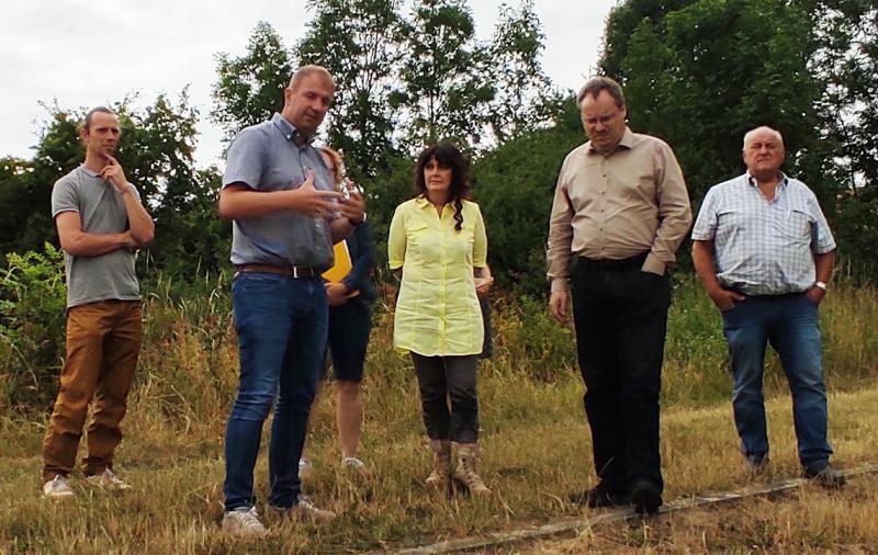 (v.l.): Felix Schmigalle (Klimaschutzmanager des Ilm-Kreises), Ralf Gumpert (Agrargenossenschaft Bösleben e.G.), Ute Bönisch (Büroleiterin der Landrätin, verdeckt), Landrätin Petra Enders, Martin Hirschmann (RGS Mitte), Rainer Ackermann (Agrargesellschaft Griesheim mbH) 