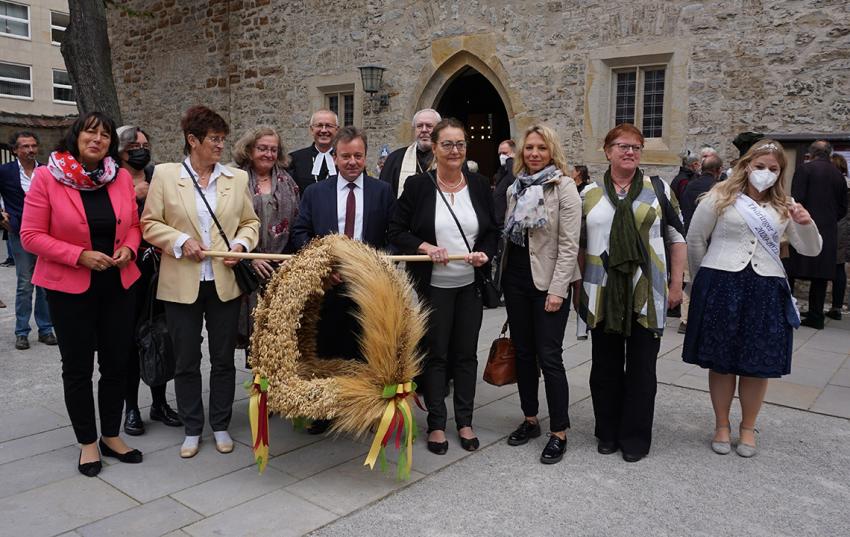 Landeserntedank im Augustinerkloster am Tag der Deutschen Einheit mit viel politischer Prominenz (vorne, v.l.):  EU-Abgeordnete Marion Walsmann, Sozialministerin Heike Werner, Christine Schwarzbach (Landfrauenverband Thüringen), Landtagsvizepräsidentin Dorothea Marx, Bauernpräsident Dr. Klaus Wagner, Andrea Weinrich (Landjugend Thüringen),  Landwirtschaftsministerin Susanna Karawanskij, Kerstin Laue (Thüringer Umweltministerium) und die Thüringer Milchkönigin Lucie Kosemetzky; (hinten v.l.): Regionalbischof Christian Stawenow und Generalvikar Raimund Beck