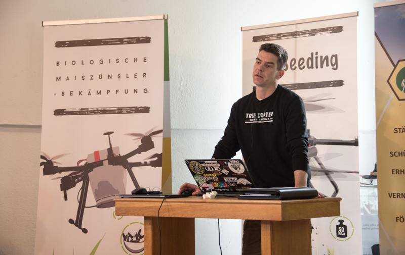 Robert Baum (Tree Copter) stellt ein Praxisbeispiel zum Einsatz von Drohnen für den Insektenschutz vor.