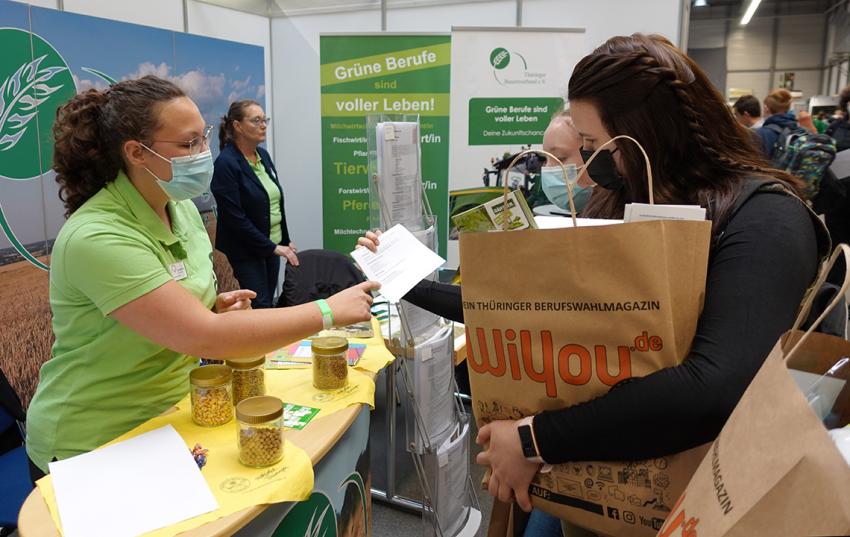 Laura Schade (Landjugendverband Thüringen) unterstützt personell die Werbung für die Grünen Berufe auf dem Forum Berufsstart