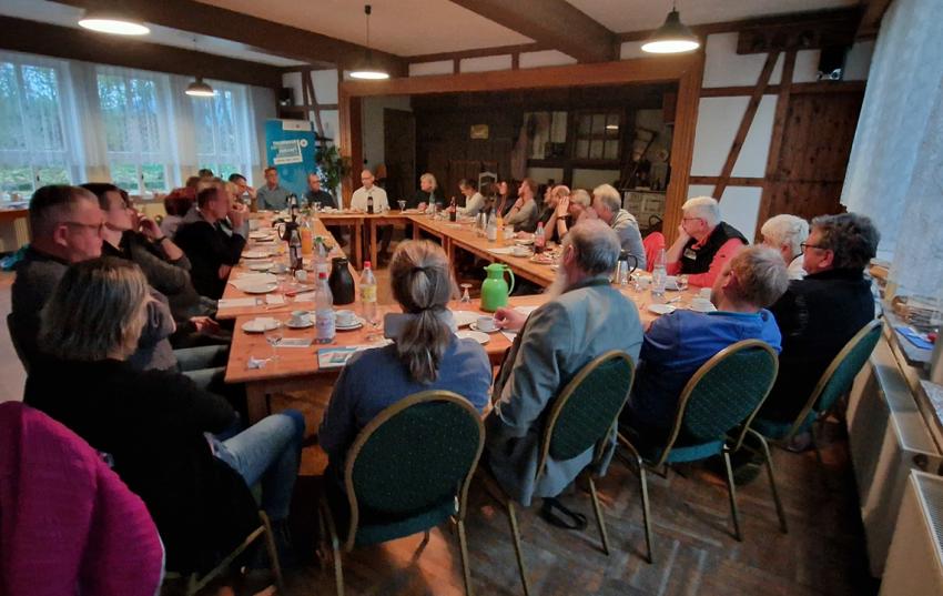 Gespräch am Feldrand: im Dialog mit Staatssekretär Torsten Weil