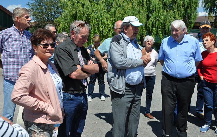 Auf dem Hof der Agrarproduktion "Goldene Aue", Görsbach: (im Vordergrund von links) Susann Goldhammer, Vorsitzende des Landfrauenverbandes Thüringen und Geschäftsführerin des KBV Nordhausen, Walter Pfeifer Landsenior, Gerold Schmidt, Präsident des Landseniorenverbandes Thüringen und Armin Müller, Präsident des Verbandes Deutsche Landsenioren e.V.