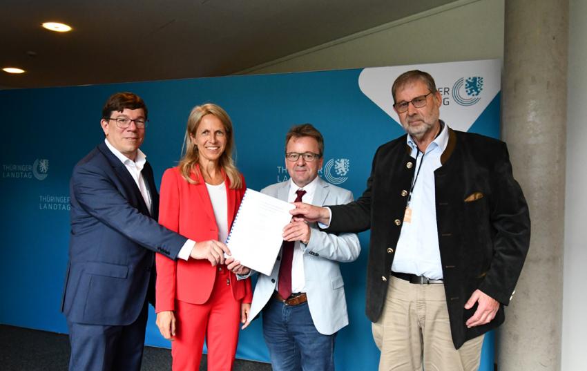 Die beteiligten Verbände und die Gutachterin präsentieren im Thüringer Landtag das Gutachten (v.l.n.r.): Dr. Andreas Eisen (Bereichsleiter Beratung und Betreuung Genossenschaften des Genossenschaftsverbandes – Verband der Regionen), Dr. Anna Leisner-Egensperger (Friedrich-Schiller-Universität Jena), TBV-Präsident Dr. Klaus Wagner und Dr. Hartwig Kübler (Vorstandsvorsitzender der Familienbetriebe Land und Forst Sachsen und Thüringen).