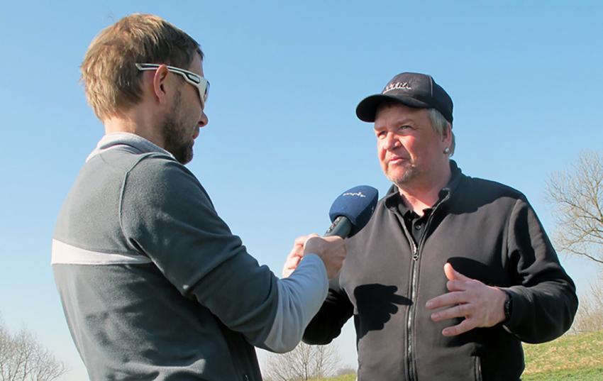 Jens Roder (MDR. l.) im Gespräch mit Matthias Döring (Geratal Agrar GmbH &amp; Co KG, r.)