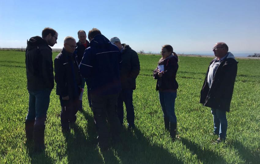 Landwirtinnen und Landwirte der Gewässerschutzkooperation Nordthüringen im Gespräch.