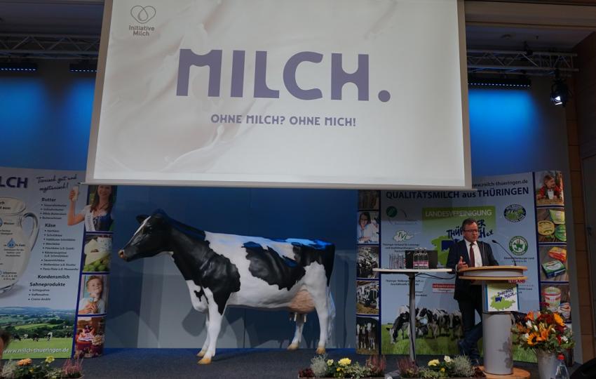 Bäuerinnen und Bauern diskutieren über Strukturbruch in der Milchviehhaltung