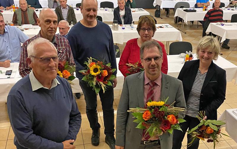 Wahlleiter Karl-Otto Schreivogel (1.v.l.) und der neue Vorstand (v.l.): Steffen Drüsedau (Agrargenossenschaft „Ilmtal“ e.G. Niedertrebra), Lutz Streiber (Agrargenossenschaft Mellingen e.G.), Steffen Steinbrück (Erzeuger-Genossenschaft Neumark eG), Annett Scheide, Agrarproduktion Großromstedt GmbH &amp; Co.KG), Sylvia Gengelbach (Landgut Weimar e.G.); nicht im Bild: Holger Heyse (Agrargenossenschaft Rannstedt e.G.), Christoph Schmidt (Agrarunternehmen Tannroda eG), Revisor: Johannes Herzog (Agrargenossenschaft Bad Berka e.G.)