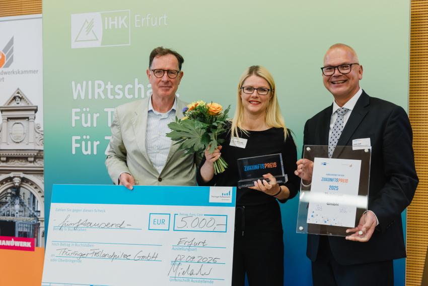 v.l.: Matthias Wierlacher (Vorstandsvorsitzender der Thüringer Aufbaubank), Anja Kolbe-Nelde (Thüringer Freilandpilze GmbH), Peter Zaiß (Präsident der IHK Erfurt) © IHK Erfurt / Michael Reichel