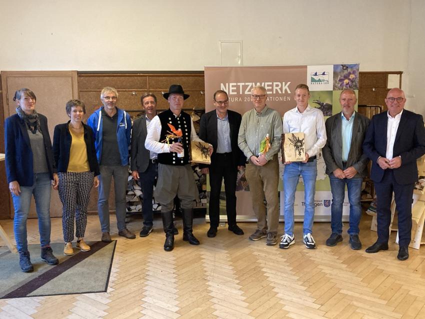 Thüringens Minister für Umwelt, Energie, Naturschutz und Forsten, Tilo Kummer (6.v.l.), Verbändevertreter von BUND Thüringen, Deutscher Verband für Landschaftspflege, NABU Thüringen, Stiftung Naturschutz Thüringen, Thüringer Bauernverband, Thüringer Ökoherz e.V. und der Arbeitsgemeinschaft bäuerliche Landwirtschaft Thüringen gratulieren den Preisträgern.
